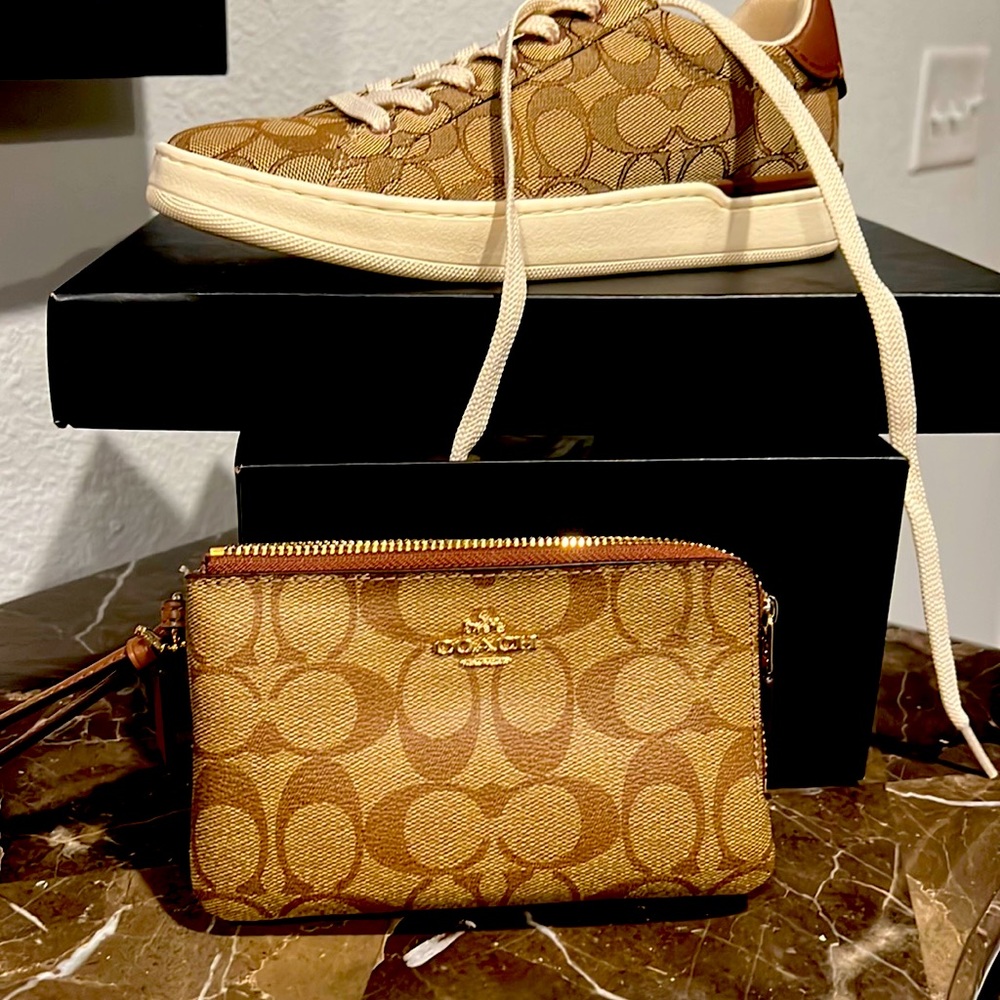 Khaki saddle, wristlet